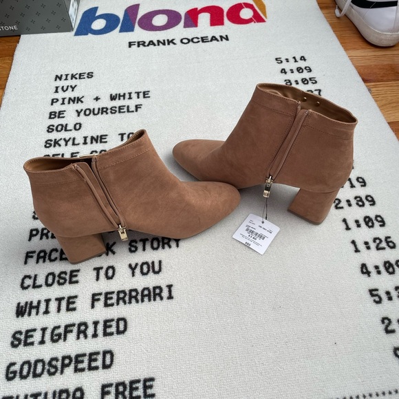 Women’s Liz Claiborne Boots - Picture 1 of 4